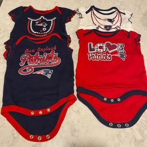 NFL NEW ENGLAND PATRIOTS ONSIES (4 pack) size 3/6M.